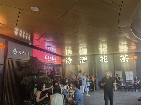 如何評估智能疏散指示系統對環境因素的適應性？