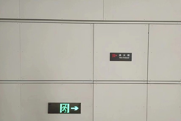 智能疏散系統如何提供實時反饋和警報？