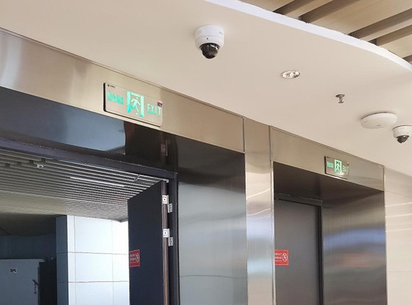 智能疏散系統如何確保在緊急情況下的通信暢通無阻？