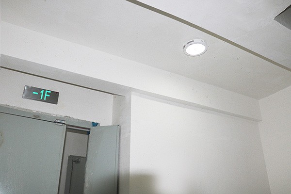 智能疏散系統如何根據災害類型進行自適應調整？