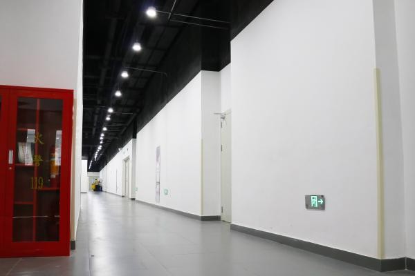 智能應急疏散指示系統的響應速度如何，是否滿足安全要求？