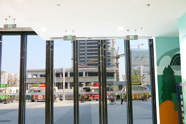 智能疏散系統如何確保在火災現場的指示清晰可見？