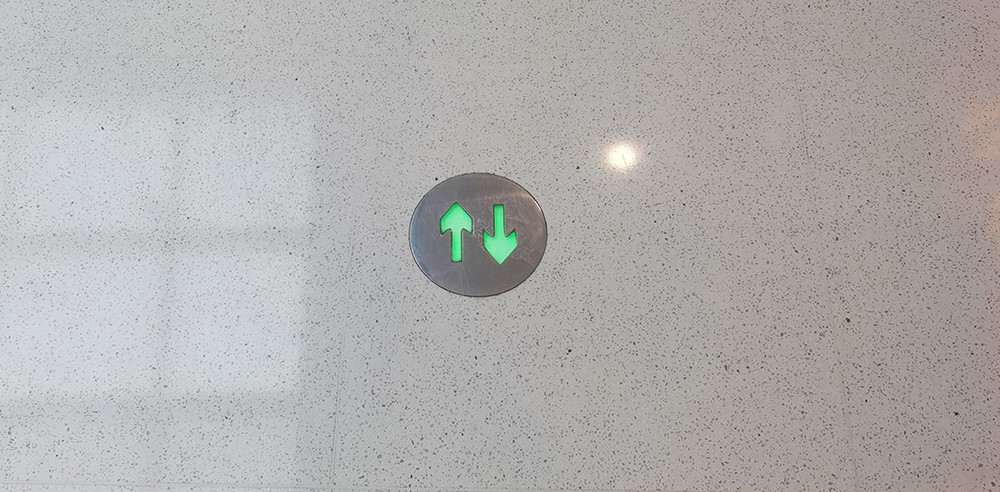 如何對集中控制智能疏散系統進行定期維護和測試？