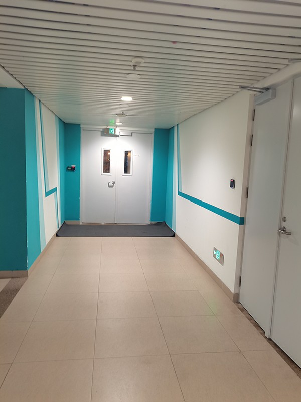 智能疏散系統如何確保在高峰時段的疏散效率？