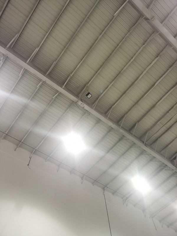 現代建筑中，應急照明疏散指示系統的標準配置是什么？