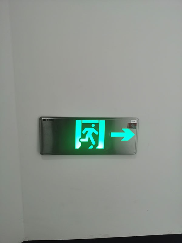 在大規模人群疏散中，智能疏散照明系統如何發揮作用？