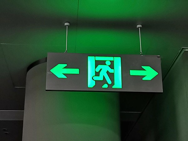 如何在大型建筑中有效實施集中控制智能疏散策略？