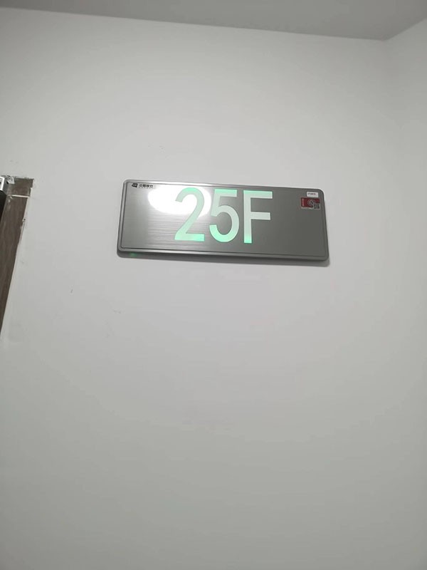 智能疏散指示系統如何預防疏散過程中的踩踏事故？