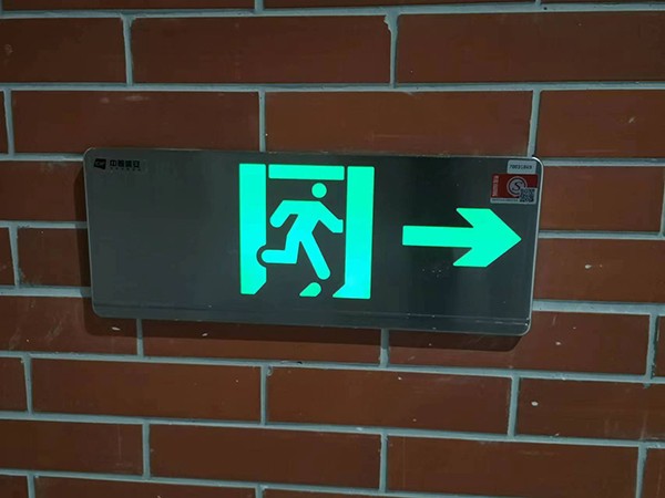 應急照明疏散指示系統的指示燈顏色有何意義？