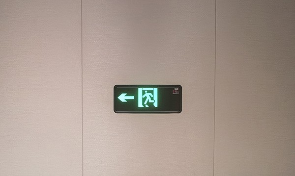 智能疏散指示系統如何適應不同光線條件下的工作環境？