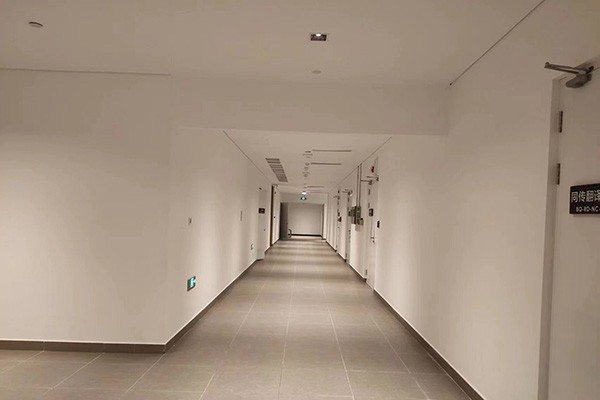 智能疏散系統的緊急按鈕如何防止誤按？